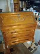 Sekretarzyk dębowy na giętych nogach z szufladami