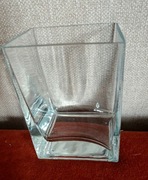 Szklany wazon prostokątny. 