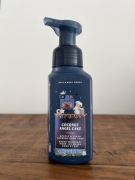 Bath & Body Works Coconut Angel Cake – mydło w piance 236 ml