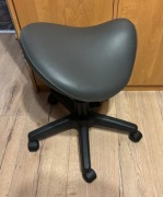 Stołek obrotowy z regulacją wysokości, na kółkach