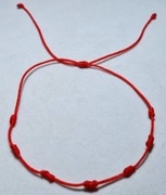 Bransoletka z czerwonego sznurka z siedmioma węzłami 