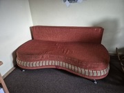 Stylowa sofa o unikalnym kształcie "nerka" | Kolor ceglasty  Metalowe nóżki