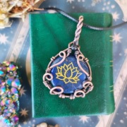 Miedziany wisiorek z lapis lazuli i turmalinem