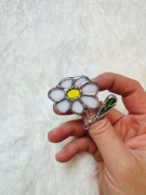 Biała szklana Broszka witrażowa "Stokrotka" Witraż Prezent dla niej 