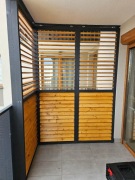 Drewniane żaluzje balkonowe zapewniające prywatność i zacienienie