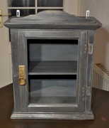 Stara , drewniana zabytkowa szafka wisząca, apteczka