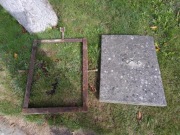 Właz betonowy cementowy dekiel pokrywa z metalową ramą i hakiem 74x55