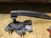 Silniczek wycieraczki tylne z mechanizmem, komplet z ramieniem.