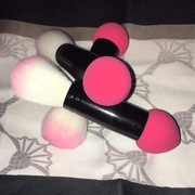 Profesjonalne pędzle kosmetyczne z gąbeczką.