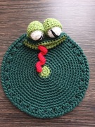 Podkładka pod kubek żaba zielona na szydełku 