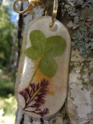 breloczek z czterolistną koniczyną "Amulet Cichego Blasku"