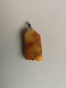 zawieszka artystyczna z bursztynem 