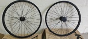 Koła rowerowe 26” – komplet, stan używany, tylne z wgnieceniem