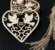 drewniane wisiorki w kształcie serca z wydrążonymi wzorami