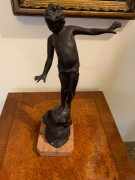 Figura chłopca z brązu