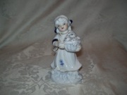 FIGURKA PORCELANOWA - PANNA Z KOSZEM OWOCÓW - EM - 13,2 cm