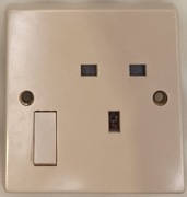 Gniazdo elektryczne standard brytyjski z wyłącznikiem Holenderka, Camping