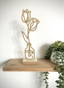złoty wazon z kwiatami - dekoracja na półkę