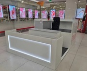 Wyspa w galerii handlowej-meble