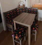 Narożnik kuchenny ze stołem i 2 taboretami, z motywem łowickim