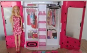 SZAFA BARBIE + LALKA BARBIE + UBRANKA, AKCESORIA