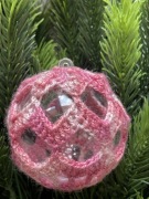 Bombka szydełkowa - rękodzieło-różowy