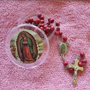 różaniec Maryi z Guadalupe w pudełeczku różany 