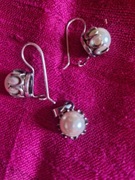 Komplet z perłami. Kolczyki i wisiorek. Delikatne i kobiece.