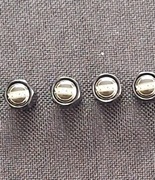 Ozdobne nakrętki - czarne na wentyle do marki Volvo.