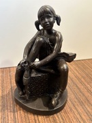 Dziewczyna figurka jak z brązu ładna 