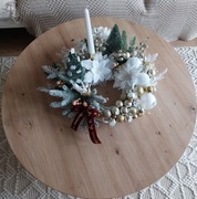 Stroik świąteczny na białym  wianku ratanowym biało złoty, podświetlany