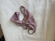 Majtki stringi koronkowe różowe z cekinami