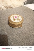 Stara szkatułka puzderko vintage z porcelanową miniaturą – róże, retro