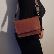 Skozana brązowa listonoszka torebka z drobnymi kwiatkami