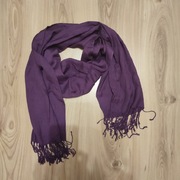 Fioletowa chusta z frędzlami