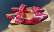 Czerwone buty  ze spiczastym noskiem i  otwartym obcasem