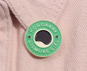 Przypinka „Honorary Gilmore Girl” – kawa | Gilmore Girls Serial Gadżet