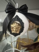 Bogato zdobiona bombka choinkowa versace medusa welur biżuteryjna prezent 