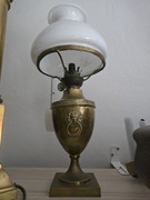 Piekna Antyczna lampa naftowa mosiezna z glowami lwow