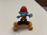 Figurka kinder ZŁOTE Smerfy Smerf na deskorolce