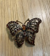 broszka w kolorze zlota z oczkami w kolorze bursztynowym, motylek piękny