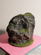 Skała, malowana teren do gier bitewnych.