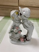 Figurka porcelanowa mężczyzna i kobieta całujący antyk