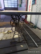 Stolik ma żeliwnych nogach 