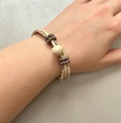 Pleciona bransoletka z rzemyków z kremowym koralikiem