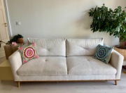 Sofa na drewnianych nóżkach rozkładana LAVENDE