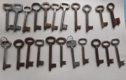 22 stare klucze o długości ok 7- 9cm, Bez dziurek-pełne. Vintage.Zestaw
