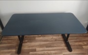 Biurko IKEA BEKANT Biurko niebieskie czarne nogi.