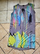 Sukienka z jaskrawym pięknym wzor na jedwabiu