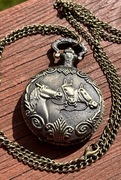 Naszyjnik z zegarem wzór konie 
